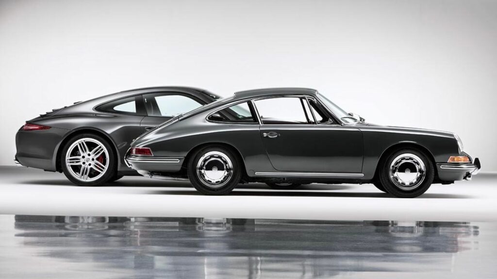La légendaire Porsche 911 en premier plan , et sa version récente. 
