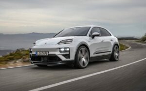 Très belle Porsche Macanne , blanche, luxe, 5 portes, vitesse, allemande, connue, sur la route
